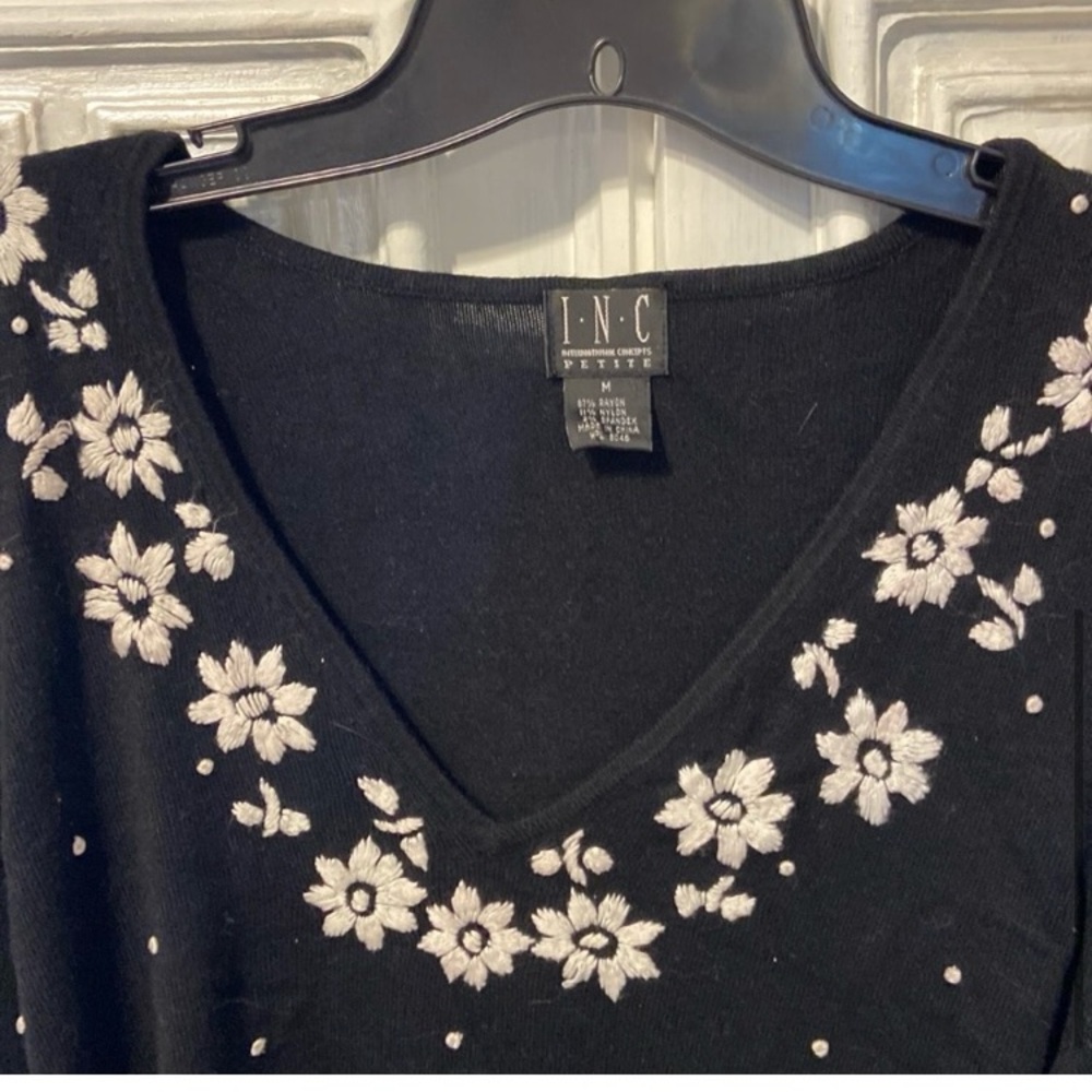 Spring Embroidered sweater - Picture 4 of 7